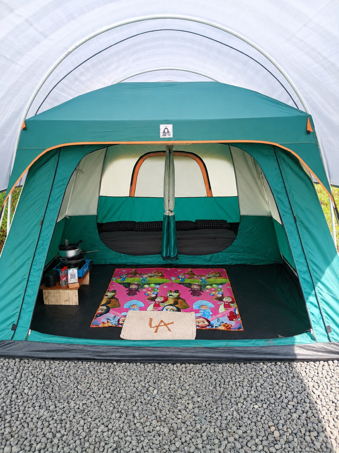 Intip Glamping Tipe Jumbo di Saung Gunung Panineungan