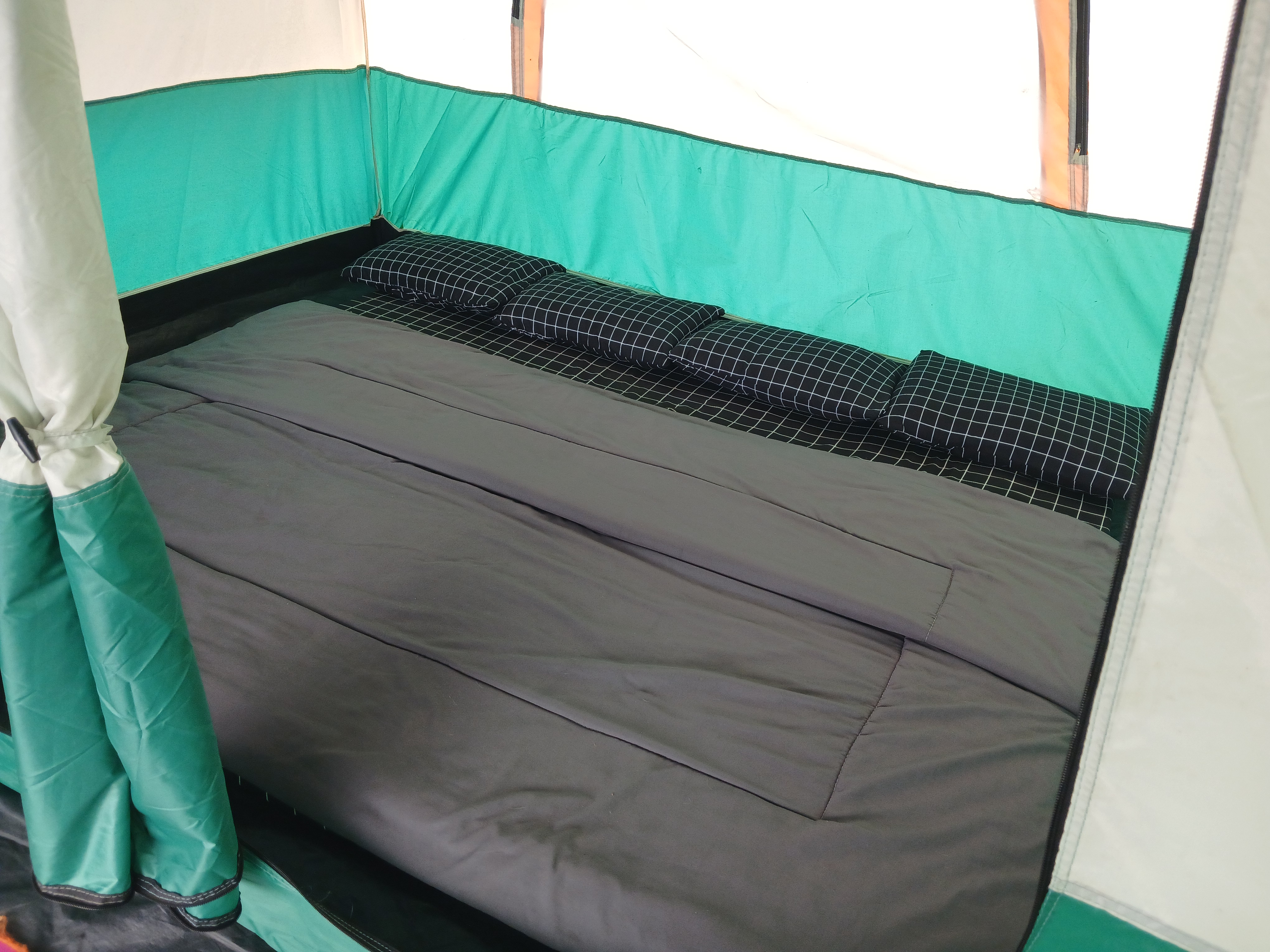 Intip Glamping Tipe Jumbo di Saung Gunung Panineungan